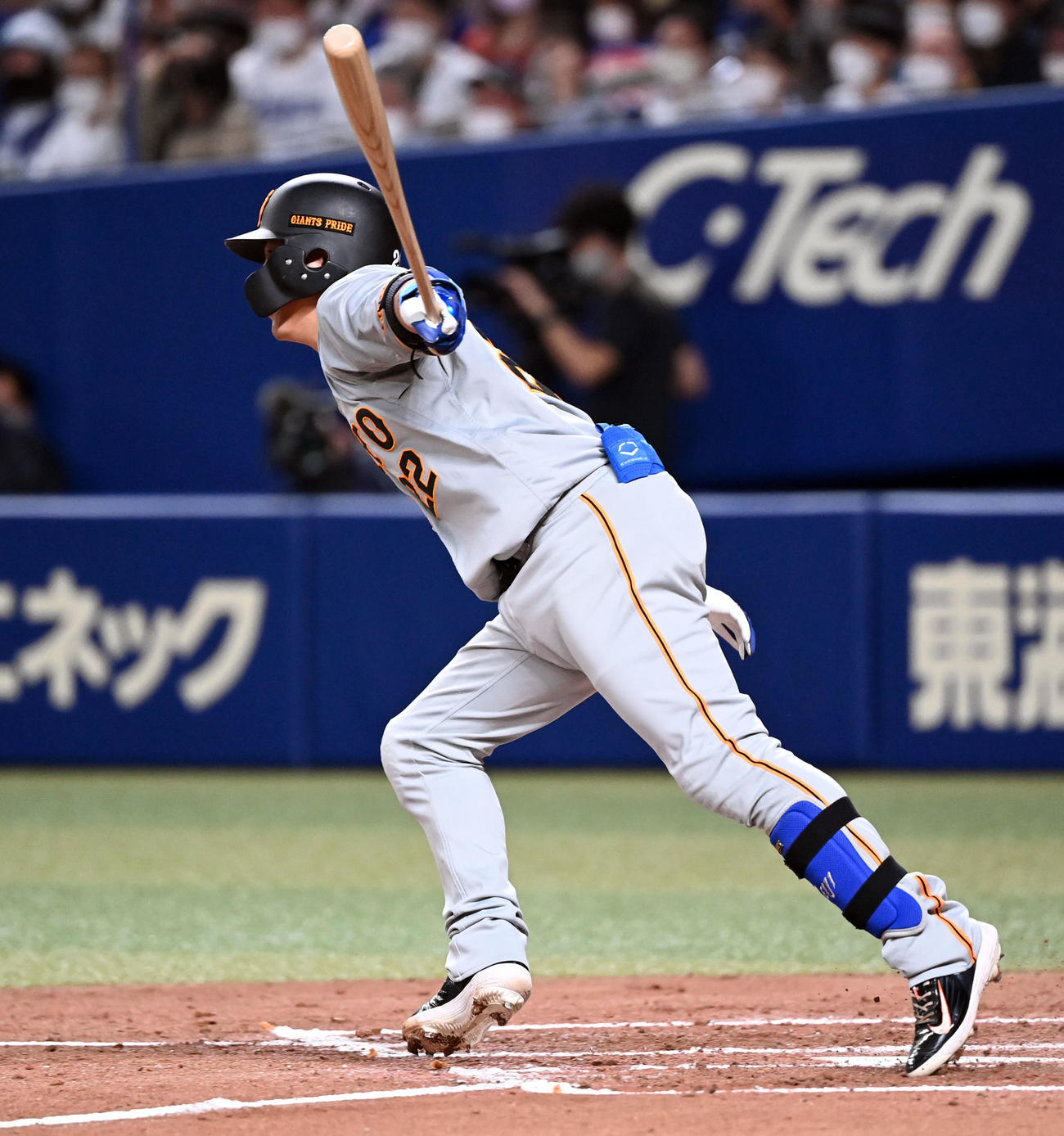 中日対巨人　2回表巨人無死二、三塁、中前に2点適時打を放つ小林（撮影・たえ見朱実）