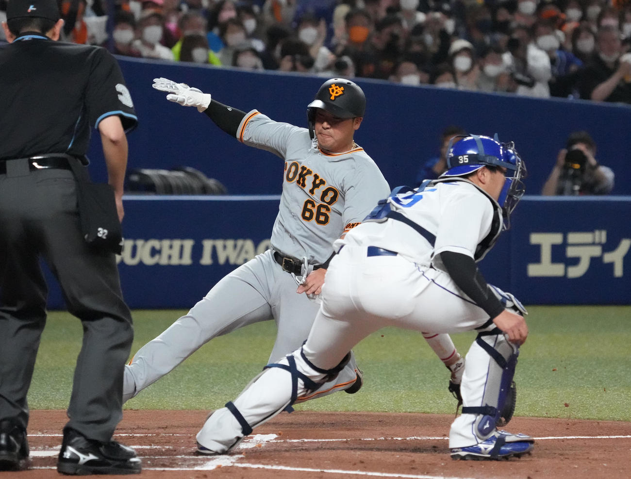 中日対巨人　2回表巨人無死二、三塁、小林の中前安打で生還する香月（中央）（撮影・森本幸一）