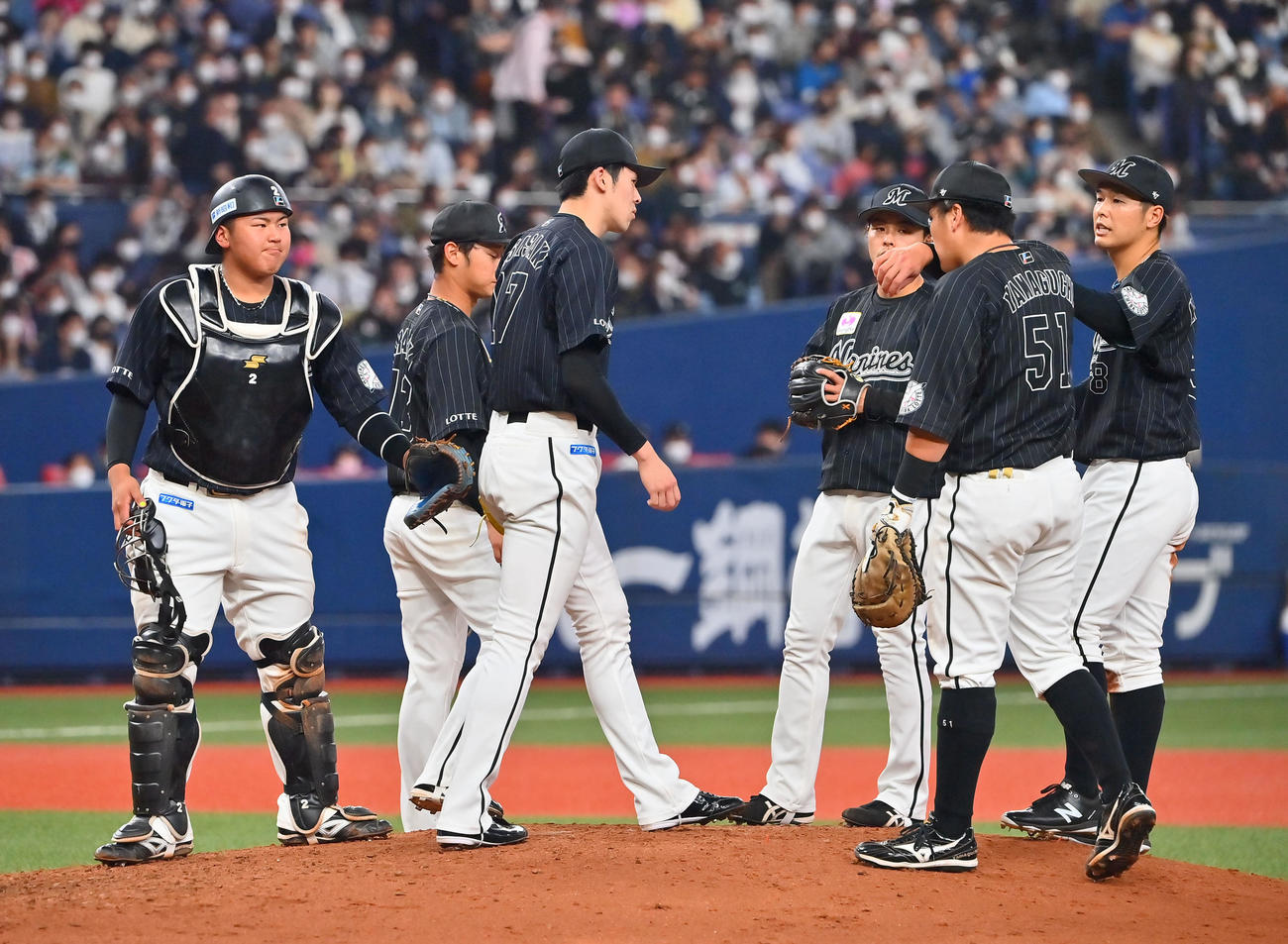オリックス対ロッテ　5回裏、無死一、二塁のピンチを招きロッテ佐々木朗希の元に集まるナイン（撮影・和賀正仁）