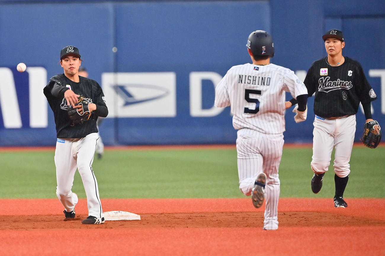 オリックス対ロッテ　5回裏オリックス無死満塁、佐々木朗希は紅林弘太郎を投ゴロに仕留めるも併殺の間に失点する（撮影・和賀正仁）