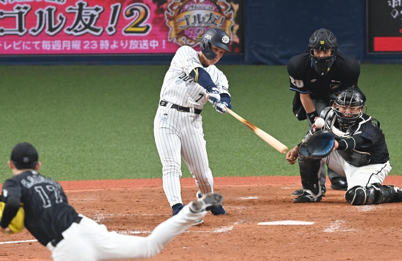 5回裏オリックス2死三塁、吉田正尚は適時二塁打を放つ。投手佐々木朗希（撮影・前岡正明）