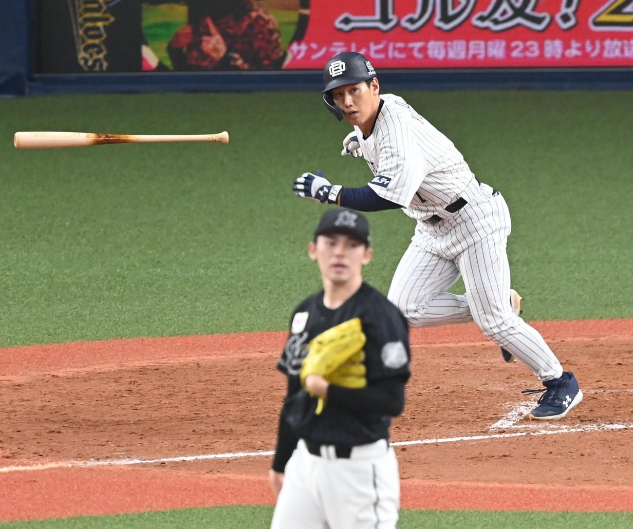 5回裏オリックス2死三塁、吉田正は中適時二塁打を放つ。投手佐々木朗（撮影・前岡正明）