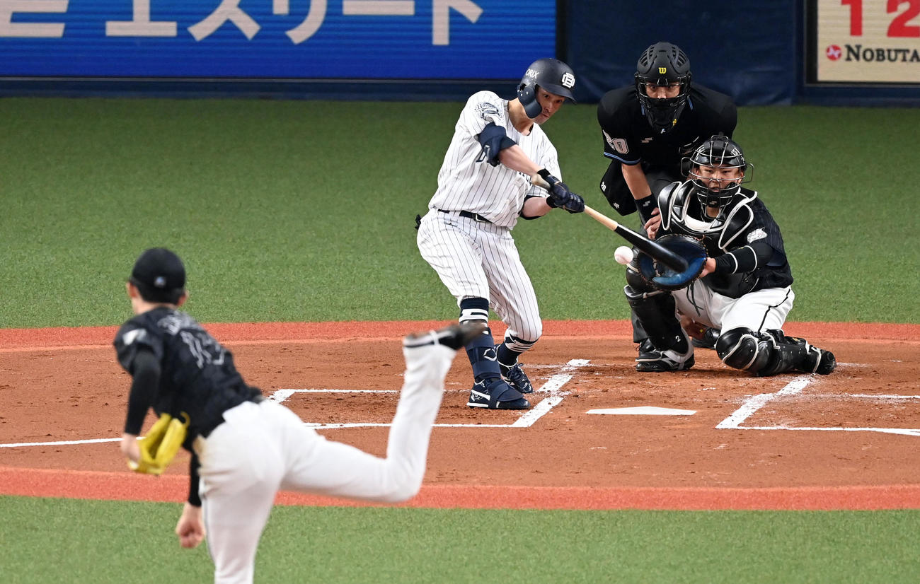 1回表オリックス無死、福田は右前打を放つ。投手佐々木朗（撮影・前岡正明）
