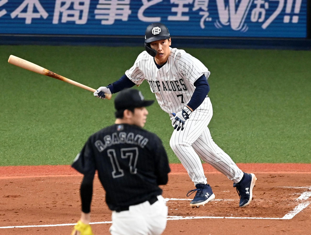 1回裏オリックス1死一、二塁、吉田正尚は左前打を放つ。投手佐々木朗希（撮影・前岡正明）