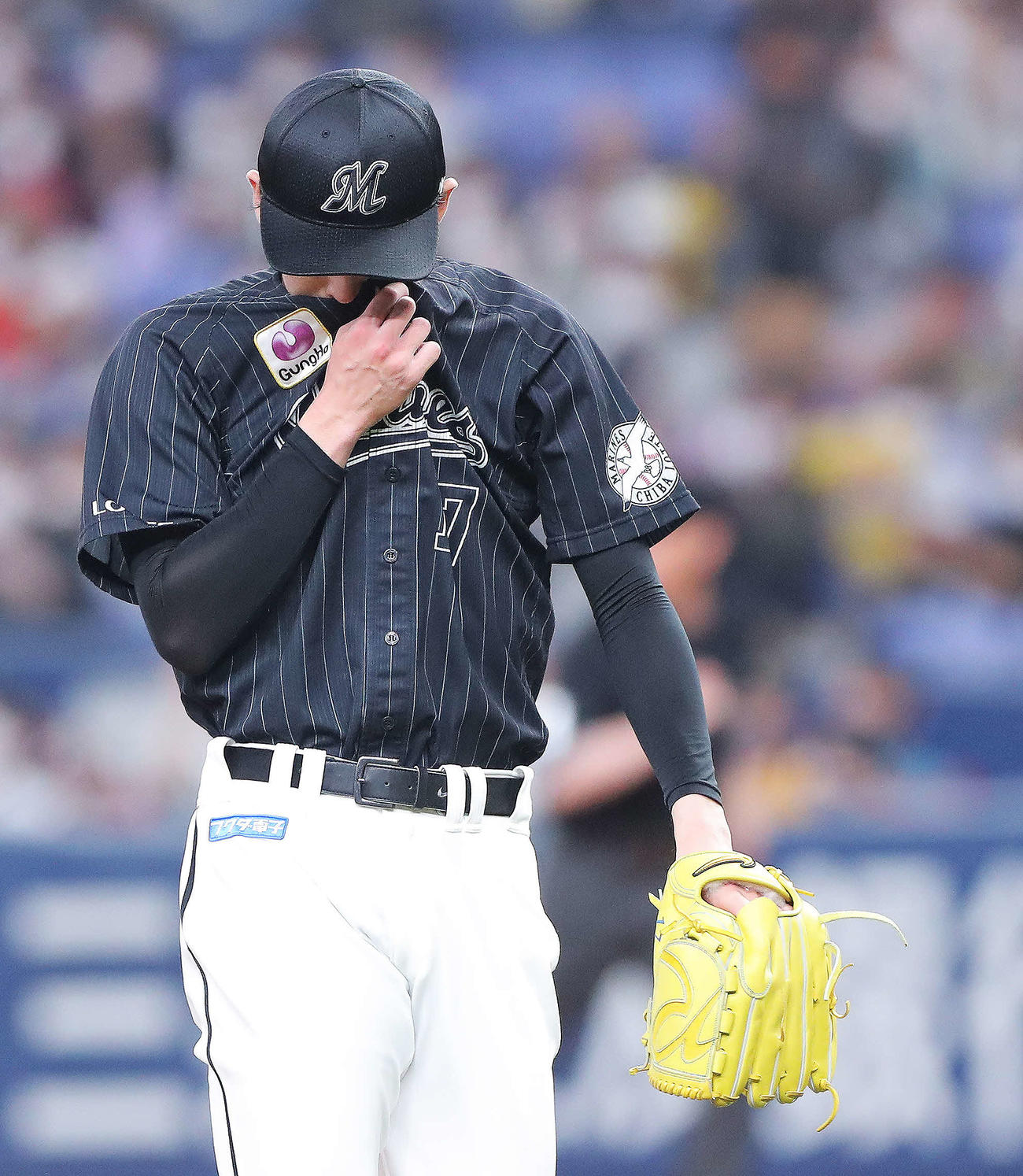 オリックス対ロッテ　5回裏オリックス2死三塁、吉田正に中前適時打を許し、汗を拭う佐々木朗（撮影・河田真司）