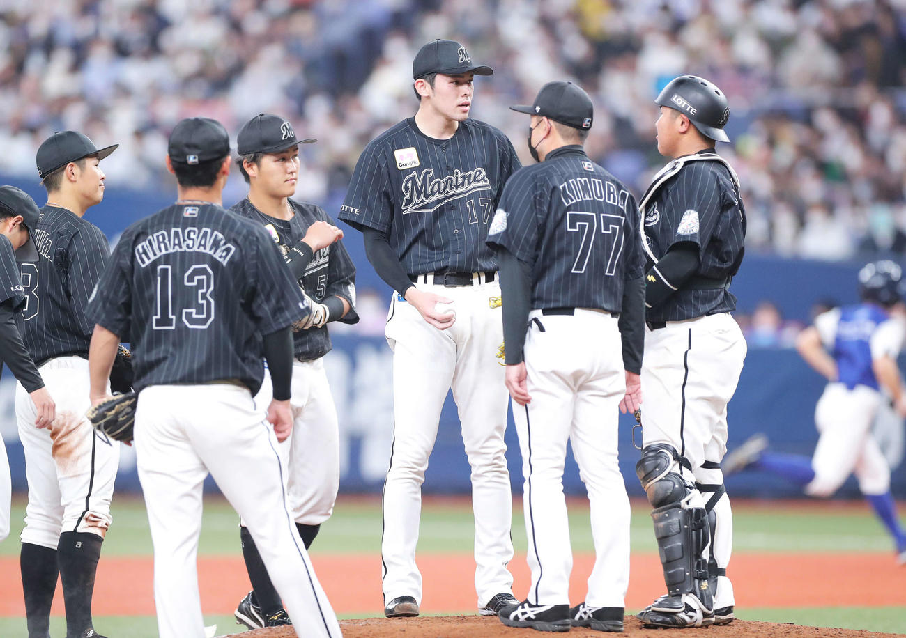 オリックス対ロッテ　5回裏オリックス2死二塁、マウンドに集まる佐々木朗（中央）らナイン（撮影・河田真司）