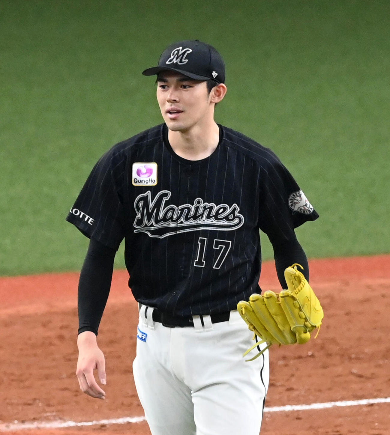 オリックス対ロッテ　5回、紅林を投ゴロ併殺に打ち取り笑顔の佐々木朗（撮影・前岡正明）