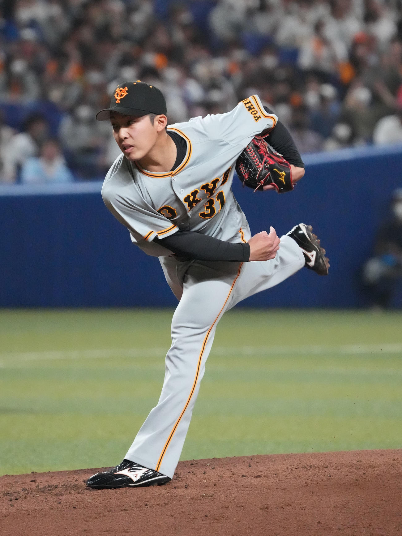 中日対巨人　1回裏、登板する巨人先発の赤星（撮影・森本幸一）