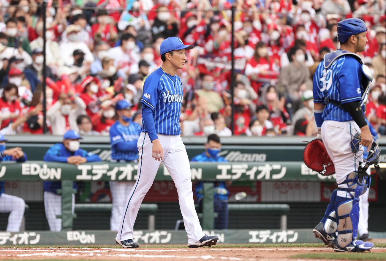 広島対DeNA 6回裏　無死一、三塁、広島田中広に同点右犠飛を打たれたDeNA大貫（撮影・加藤孝規）