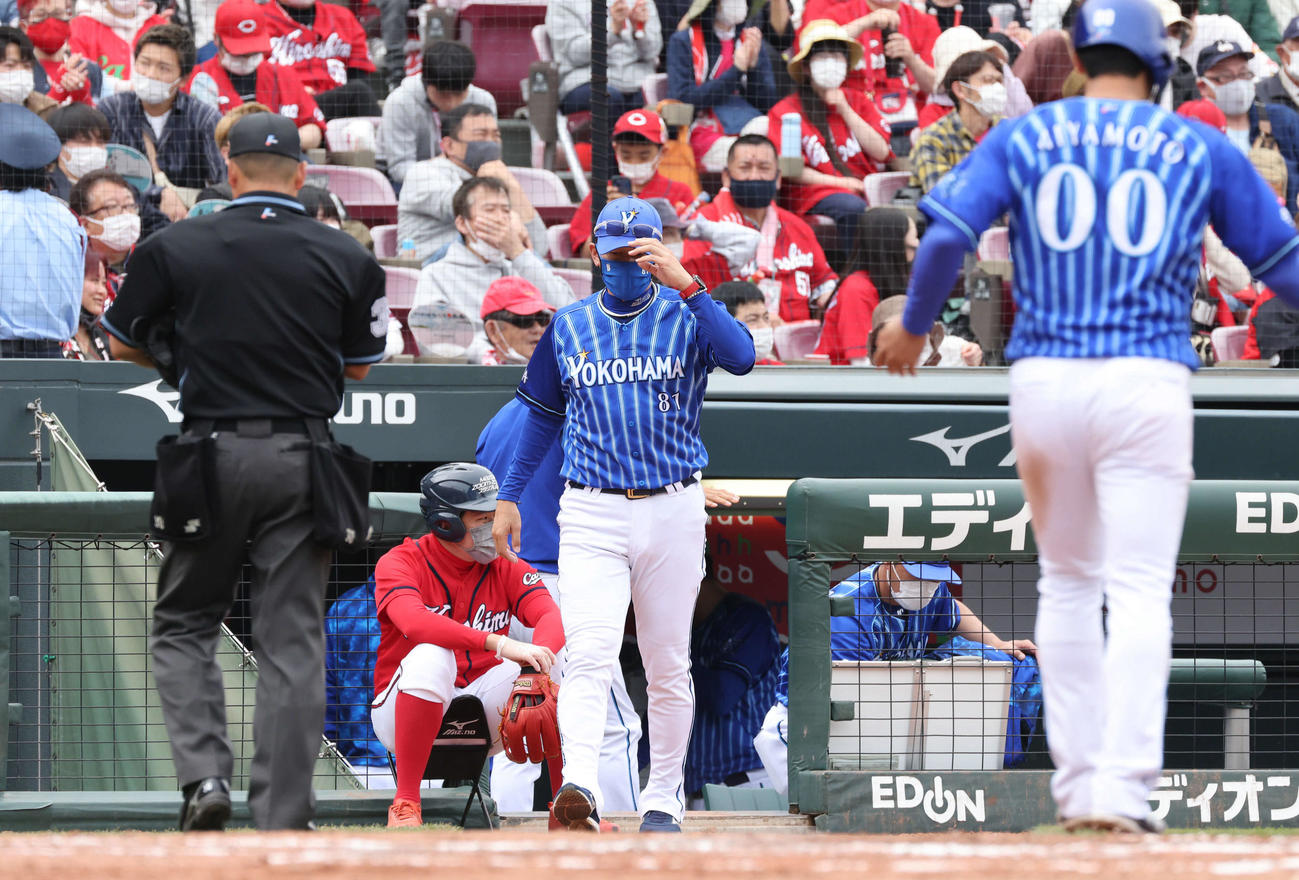 広島対DeNA 7回裏広島、交代を告げる三浦監督（撮影・加藤孝規）