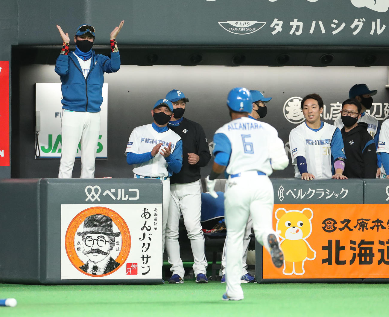 日本ハム対ソフトバンク　4回裏日本ハム1死、新庄監督（左）は右越え本塁打を放ったアルカンタラを笑顔で出迎える（撮影・佐藤翔太）