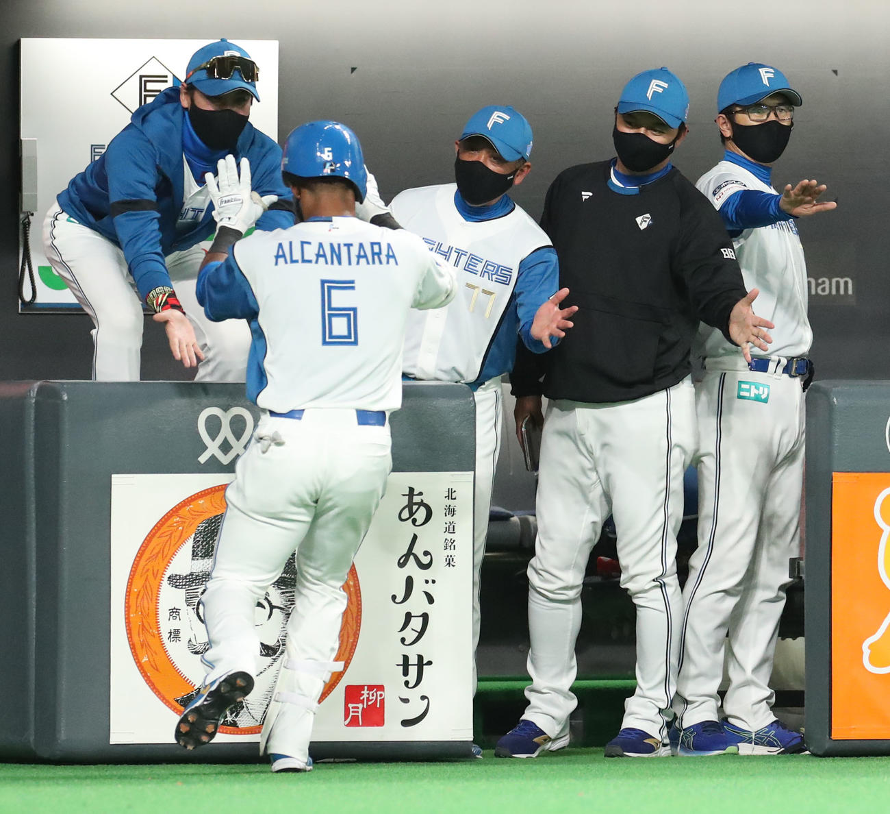 日本ハム対ソフトバンク　4回裏日本ハム1死、新庄監督（左）は右越え本塁打を放ったアルカンタラを笑顔で出迎える（撮影・佐藤翔太）