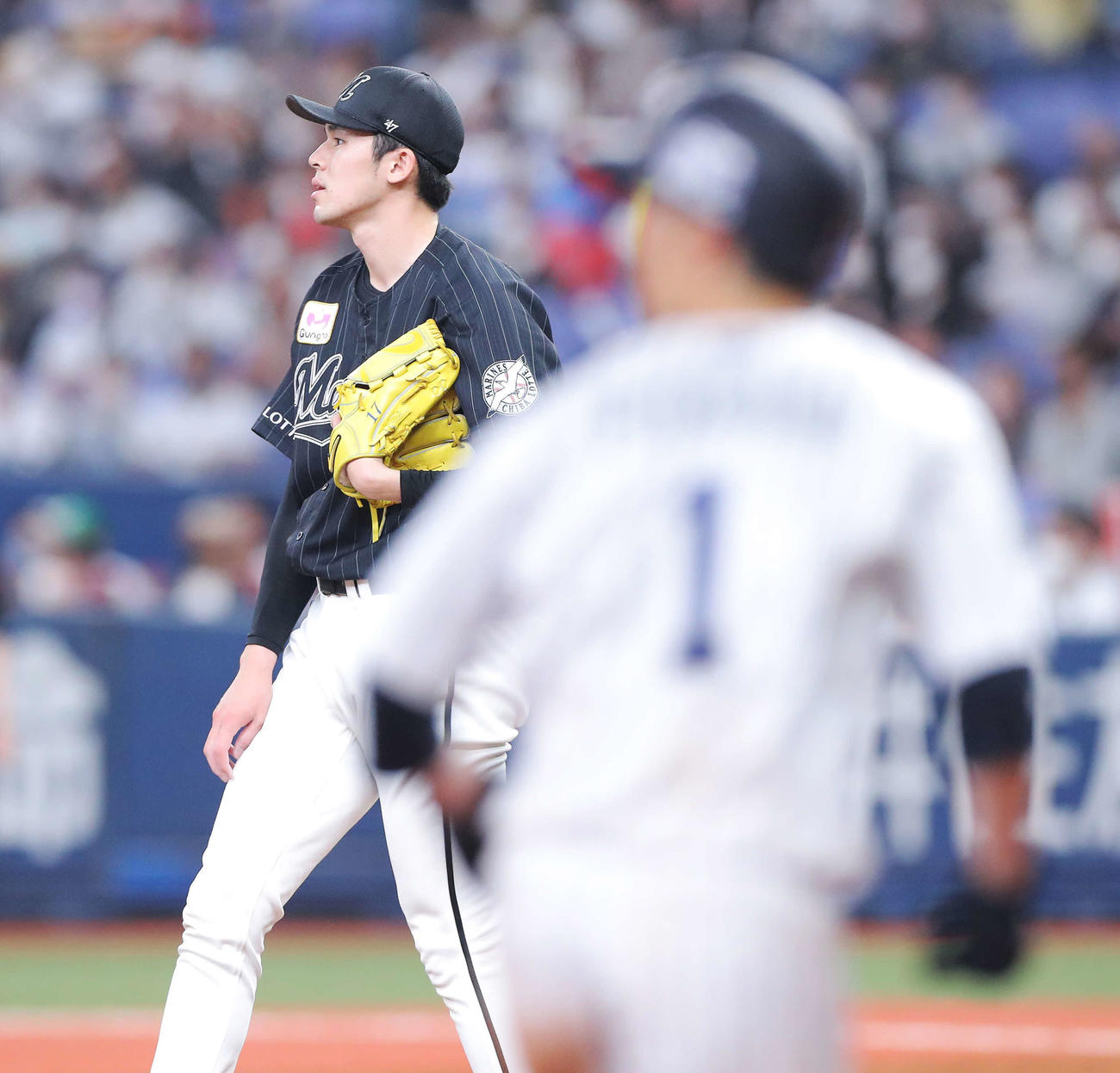 オリックス対ロッテ　5回裏オリックス2死三塁、吉田正に中前適時打を許す佐々木朗。手前は生還する福田（撮影・河田真司）