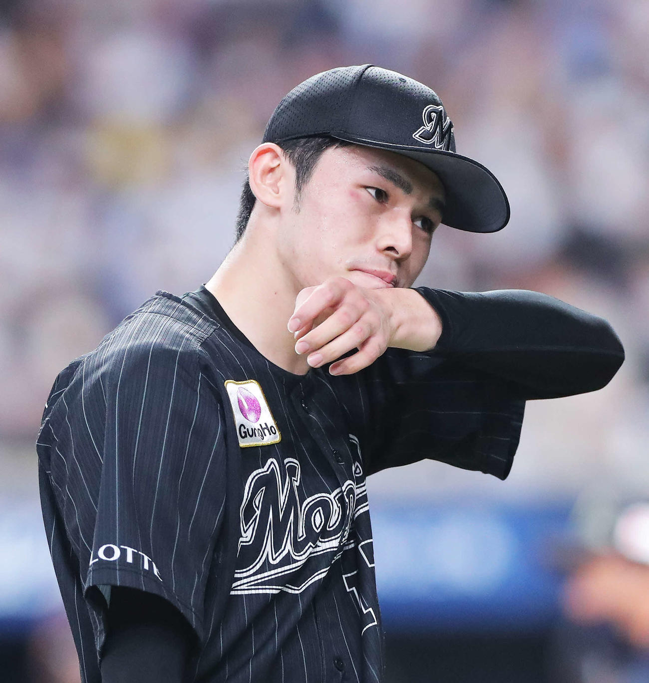 オリックス対ロッテ　5回裏を抑えベンチに戻る佐々木朗（撮影・河田真司）