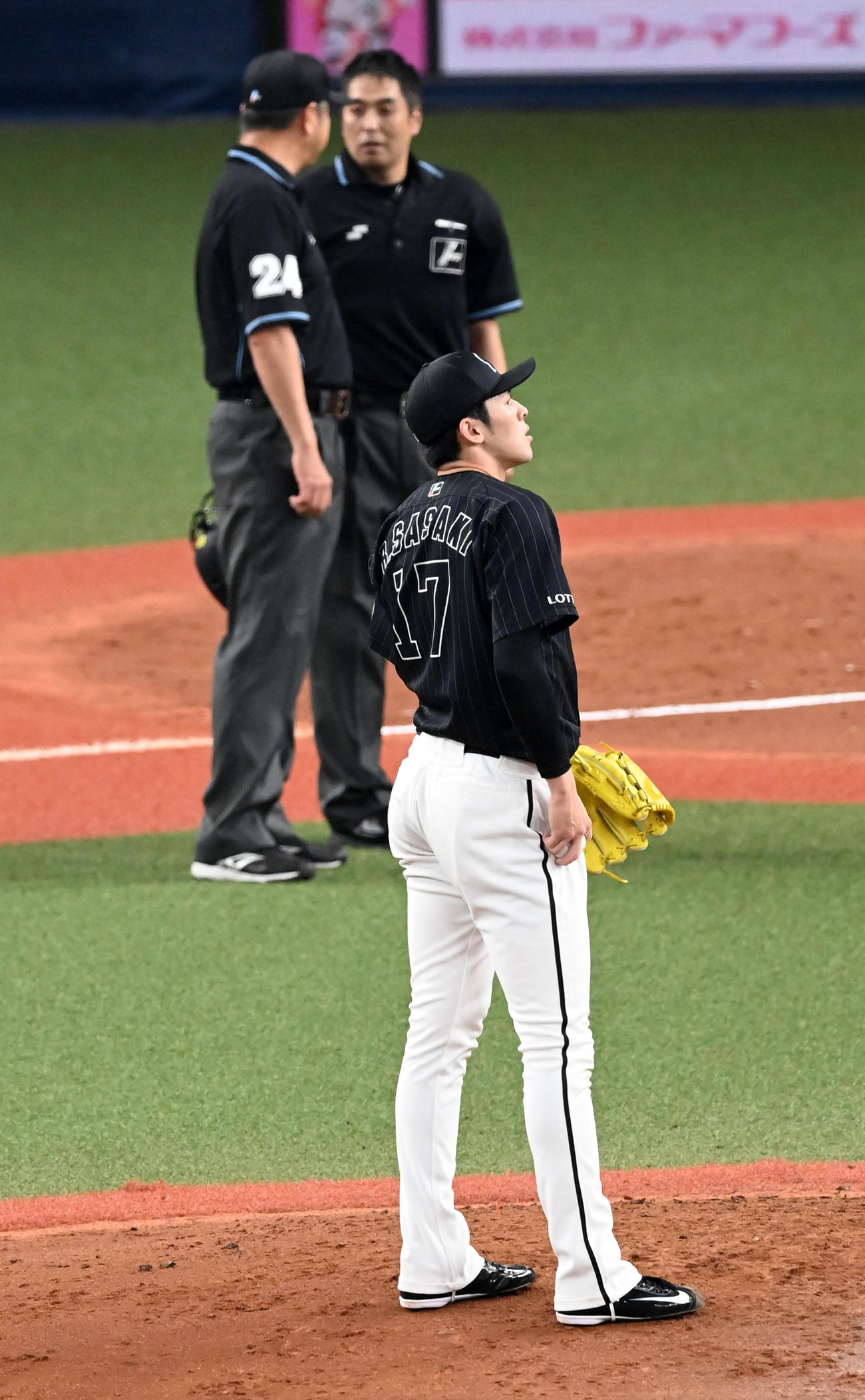 オリックス対ロッテ　2回裏オリックス2死二塁、白井球審に声を掛けられた佐々木朗（撮影・前岡正明）