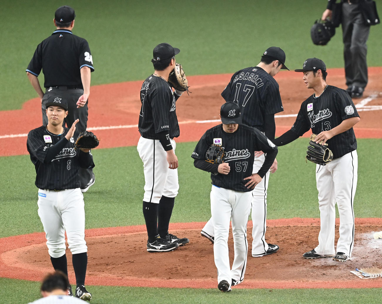 オリックス対ロッテ　2回裏オリックス2死二塁、ナインに激励される佐々木朗（撮影・前岡正明）