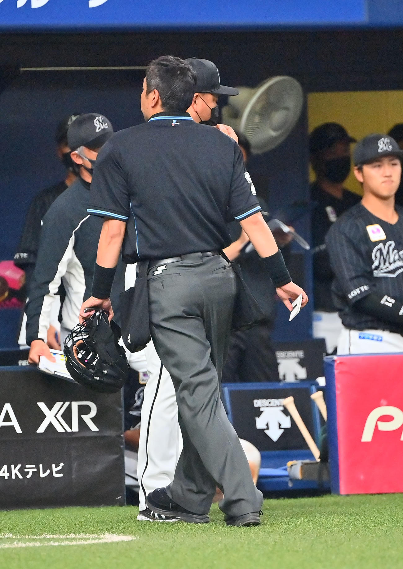 オリックス対ロッテ　5回裏を終え佐々木朗の降板を告げるロッテ井口監督（撮影・和賀正仁）