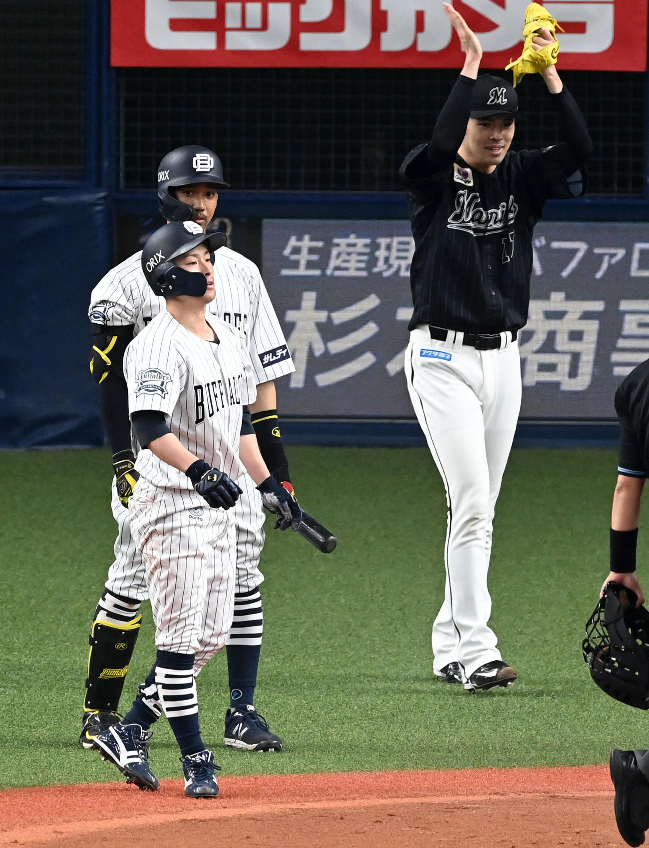1回裏、ロッテ佐々木朗は左翼高部の好返球で福田（左）が本塁でアウトになり手をたたいて喜ぶ