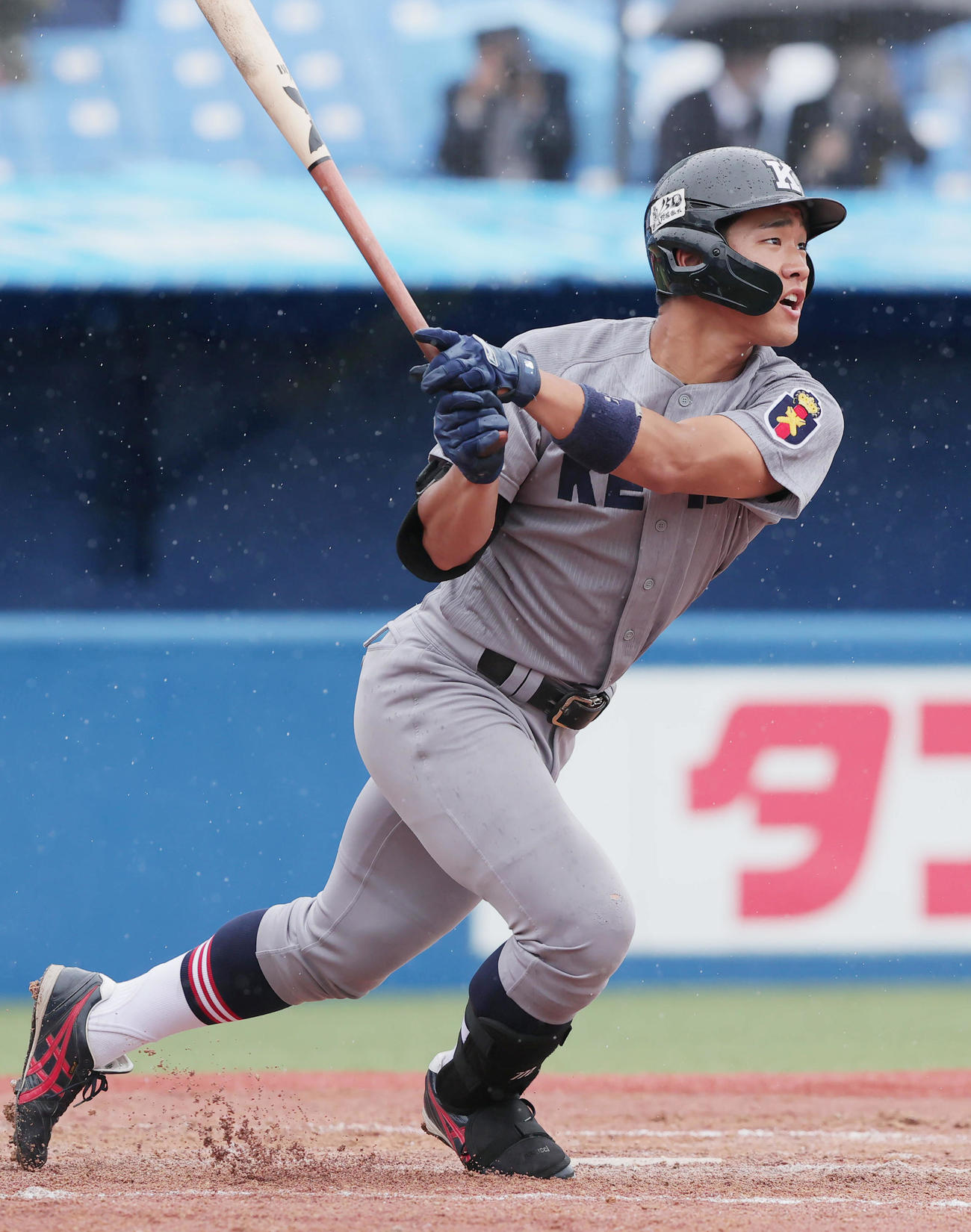 慶大対立大　4回表慶大無死、右越え本塁打を放つ下山（撮影・野上伸悟）