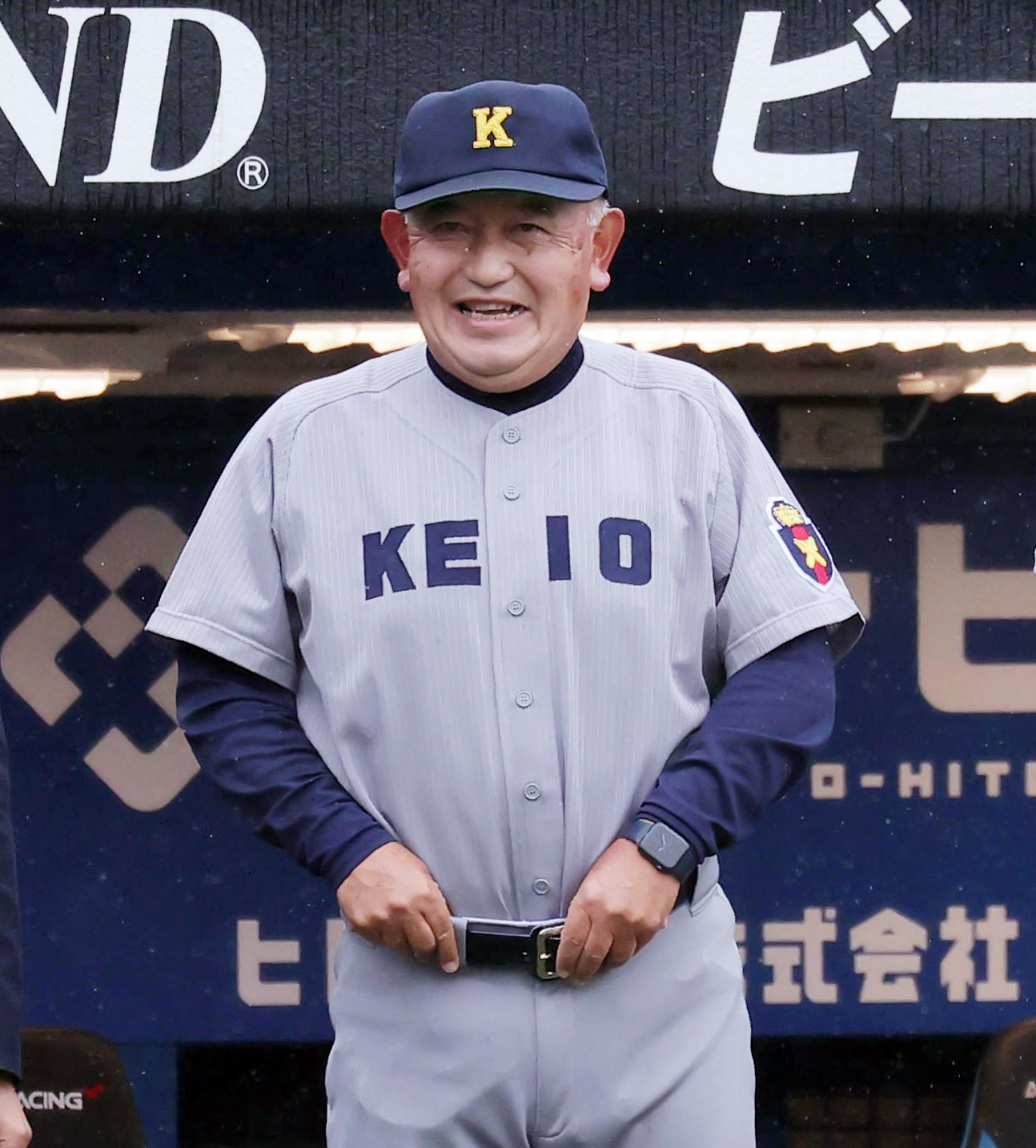 慶大対立大　力9回引き分けに終わり笑顔で整列する慶大・堀井監督（撮影・野上伸悟）