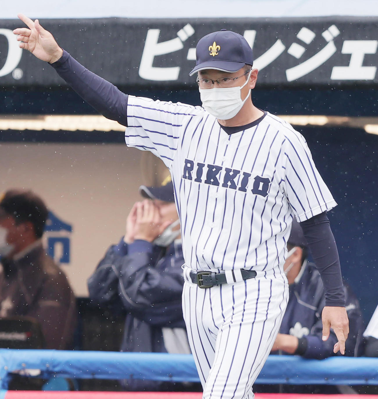慶大対立大　慶大対立大　選手交代を告げる立大・溝口監督（撮影・野上伸悟）