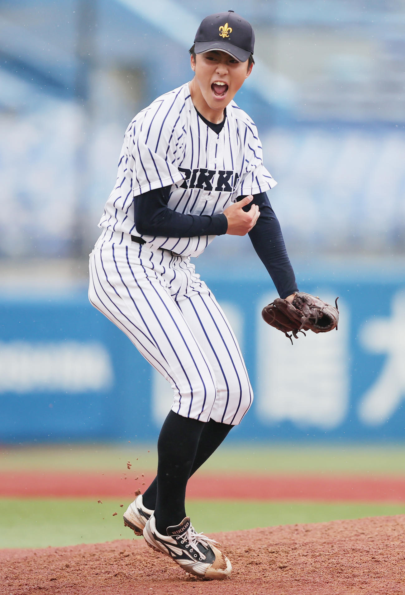 慶大対立大　4回表慶大無死一、三塁、外丸東真を三振に仕留めほえる沖（撮影・野上伸悟）