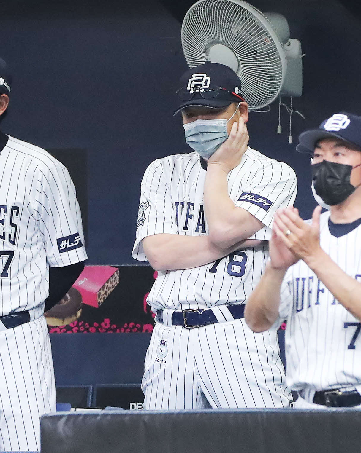 オリックス対ロッテ　9回裏、戦況を見守る中嶋監督（撮影・河田真司）