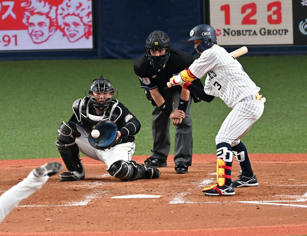 オリックス対ロッテ　2回裏オリックス2死一塁、打者安達の3球目はボール判定。この時、杉本が二塁盗塁に成功（撮影・前岡正明）