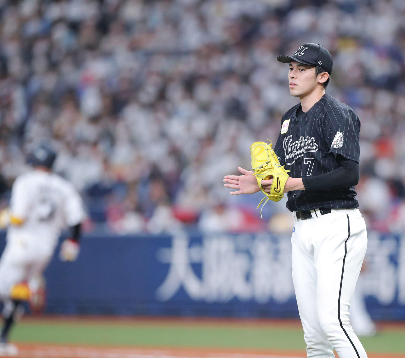 オリックス対ロッテ　2回裏オリックス2死一塁、安達をゴロに抑えグラブをたたく佐々木朗（撮影・河田真司）