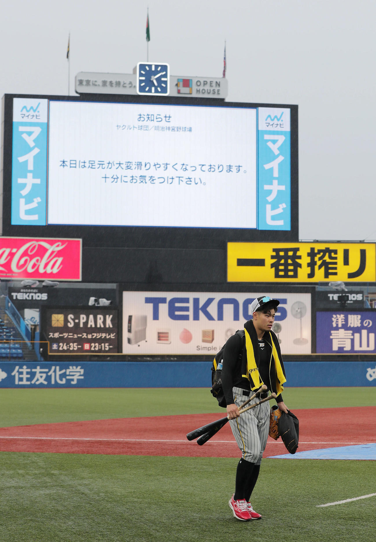 ヤクルト対阪神　球場に入る阪神佐藤輝（撮影・前田充）
