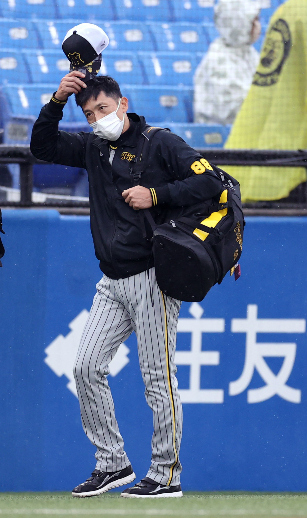 ヤクルト対阪神　球場入りする阪神矢野監督（撮影・狩俣裕三）