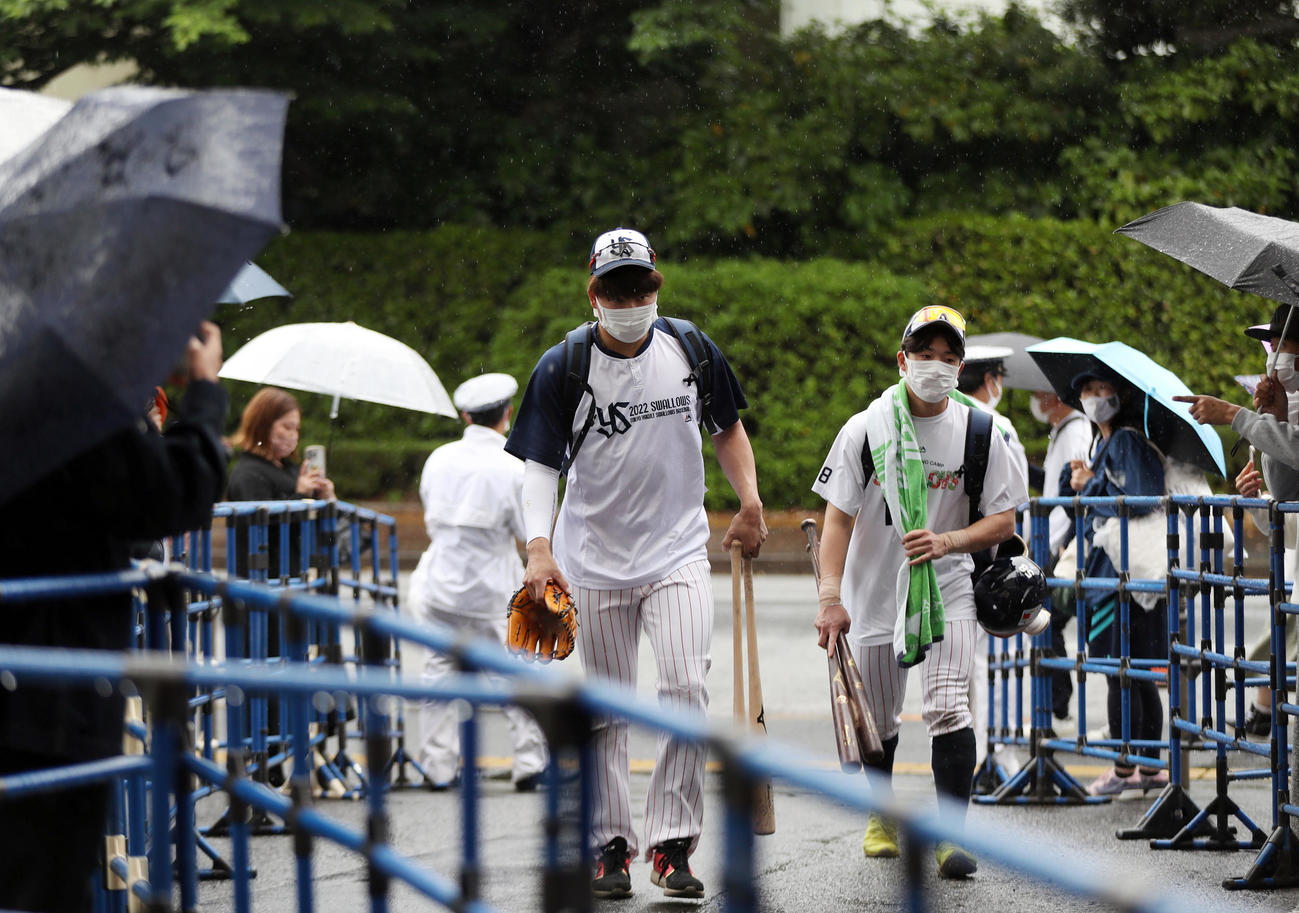 ヤクルト対阪神　室内での練習を終え、クラブハウスに戻るヤクルト村上（左）と長岡（撮影・狩俣裕三）