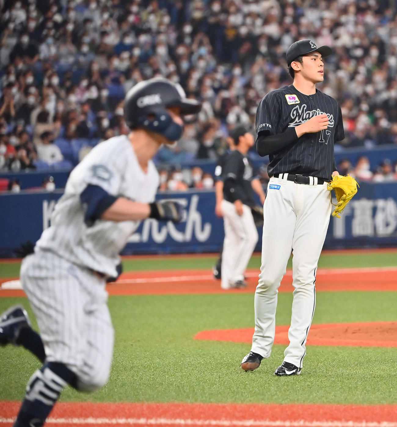 オリックス対ロッテ　1回表オリックス無死、福田周平に右前打を浴びるロッテ先発の佐々木朗（撮影・和賀正仁）
