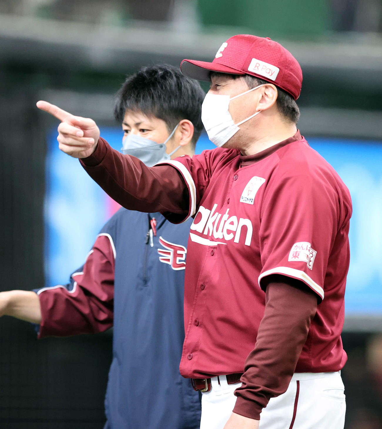 西武対楽天　メンバー最終確認を終えて、ベンチを指さし引き揚げる楽天石井監督（撮影・浅見桂子）