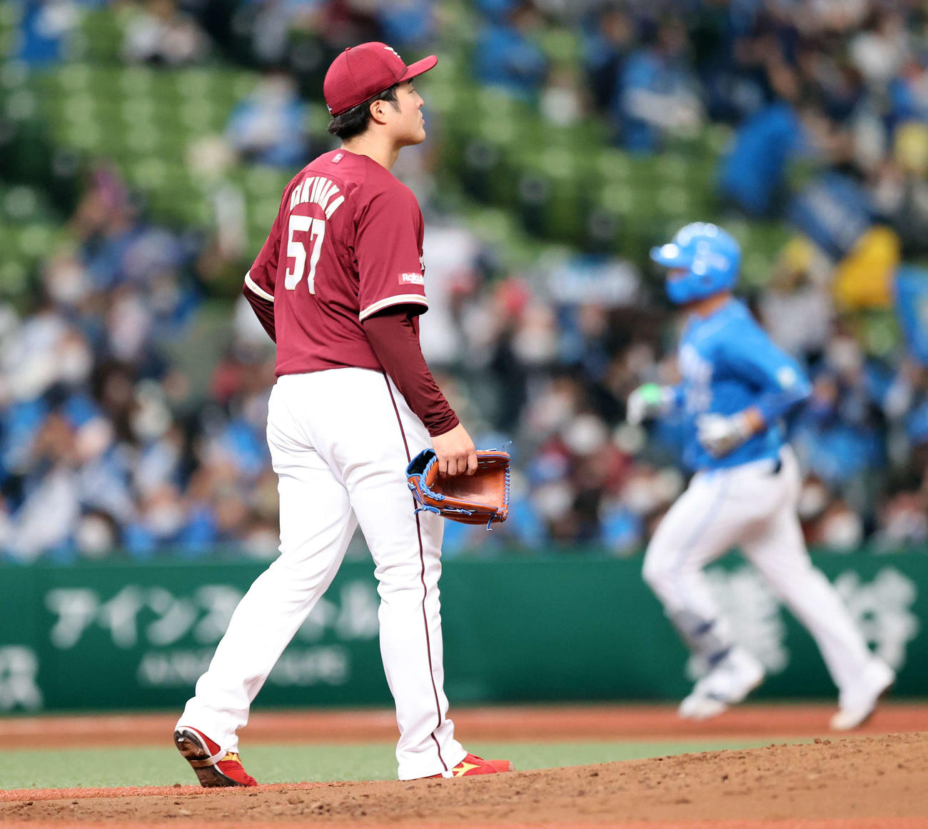 西武対楽天　2回裏西武1死一塁、柘植（後方）に左越え2点本塁打を許し、ぼう然と見つめる滝中（撮影・浅見桂子）