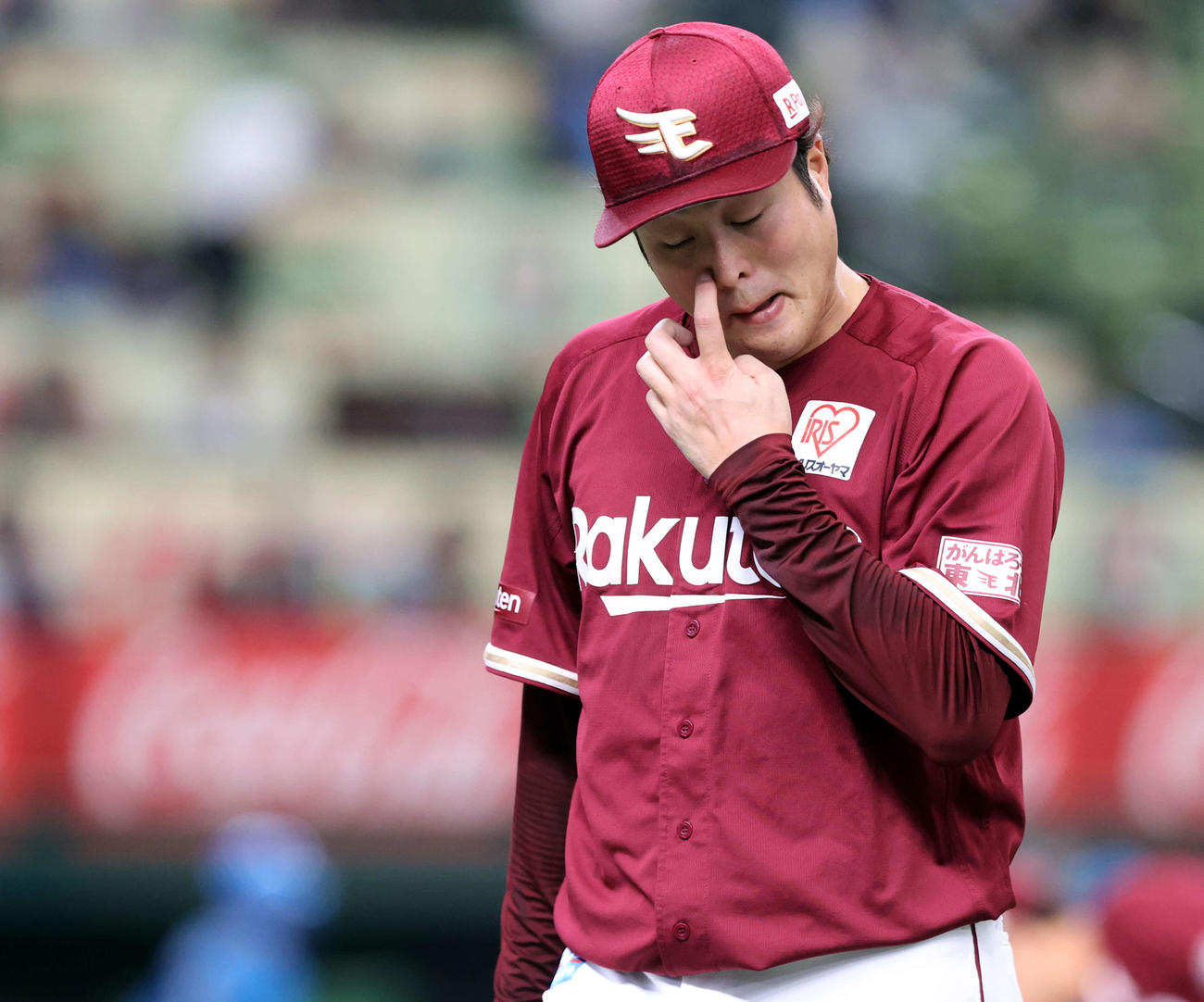西武対楽天　2回裏西武に4点を許し、汗をぬぐいベンチに引き揚げる滝中（撮影・浅見桂子）