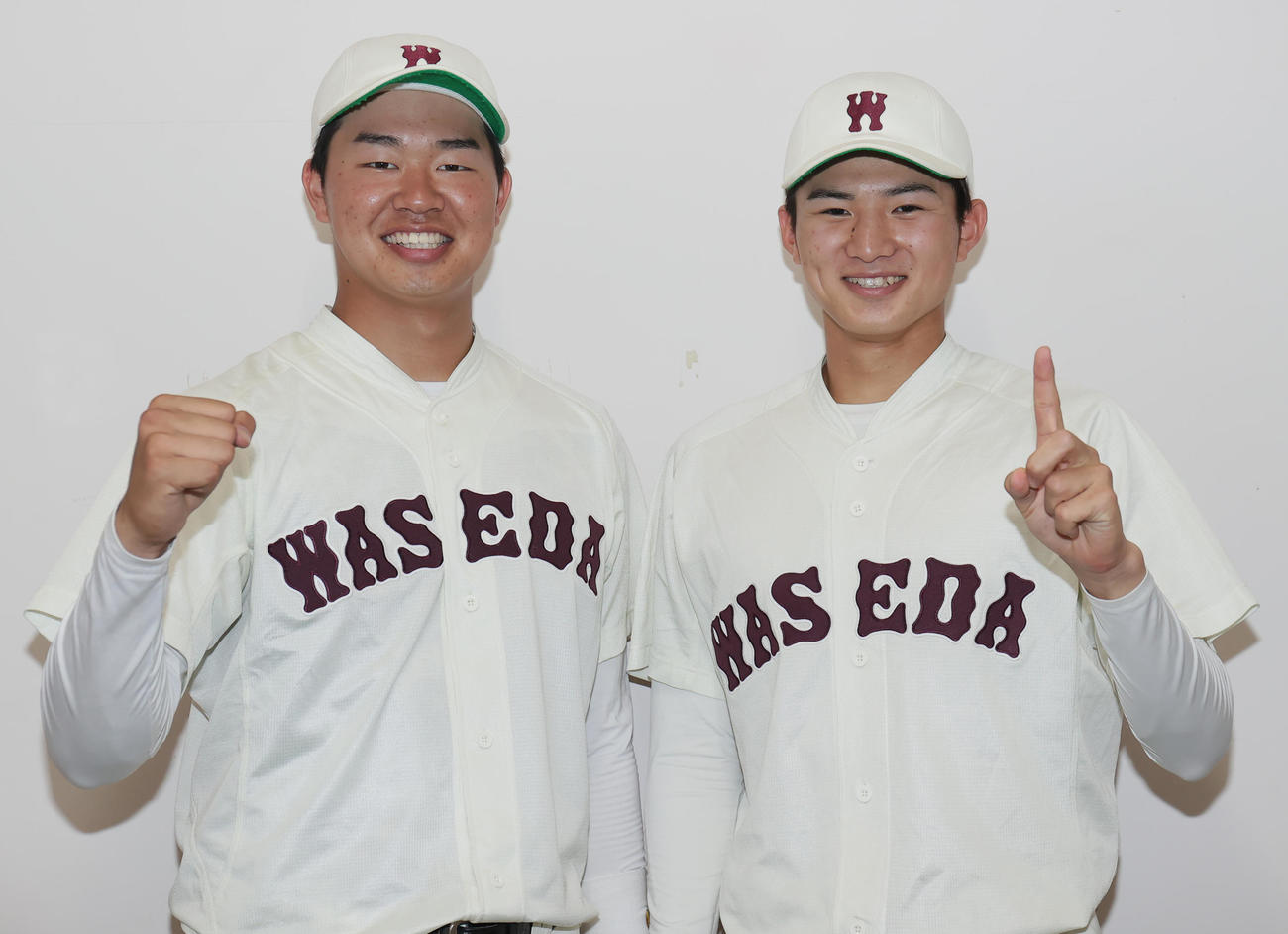 早大対明大　先制打の早大・印出（左）はガッツポーズ、完投で初勝利の加藤は1ポーズで笑顔（撮影・野上伸悟）