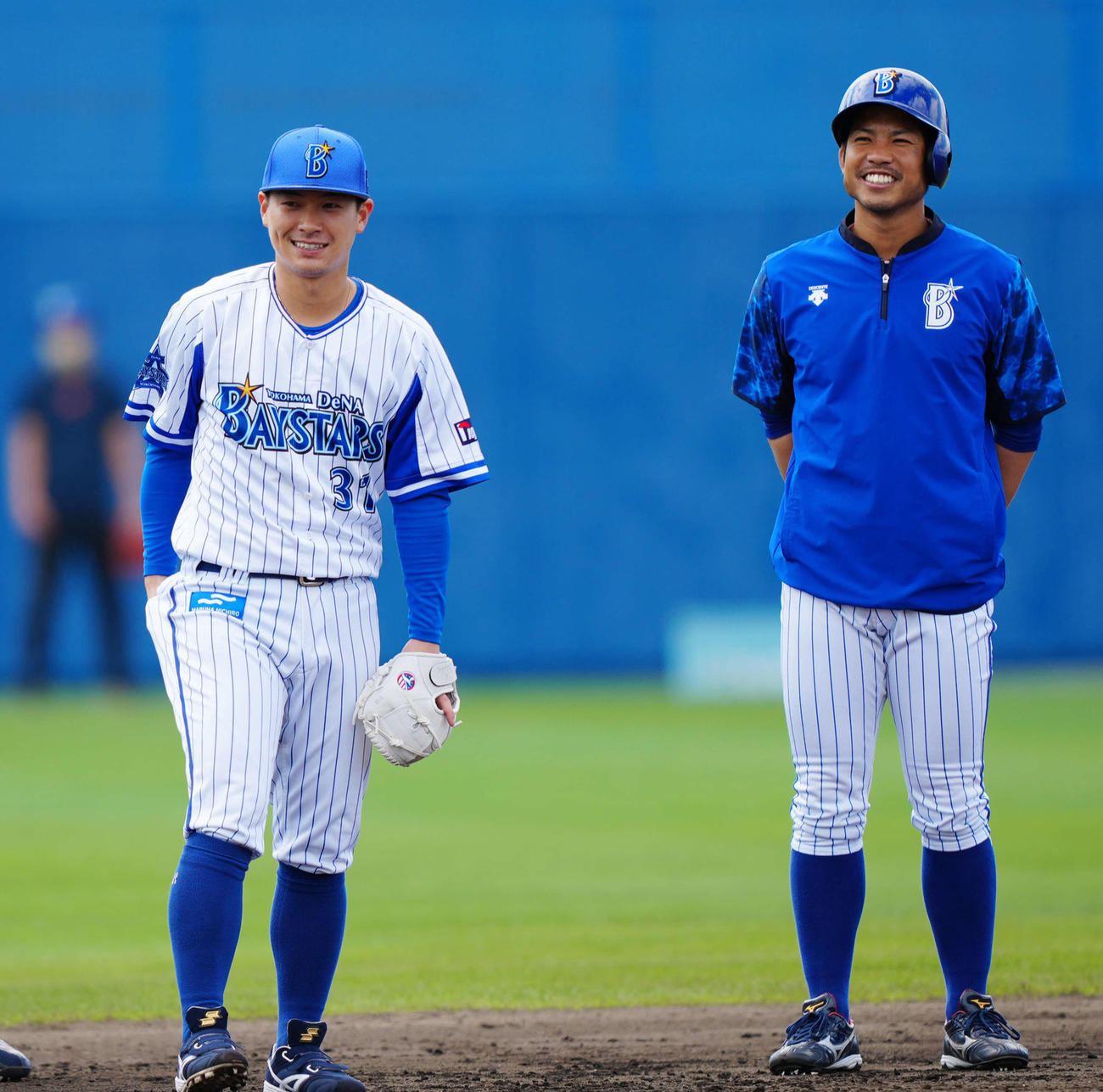DeNA柴田竜拓（左）桑原将志（2022年2月25日撮影）
