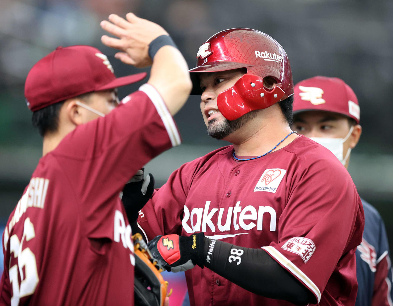 西武対楽天　2回表楽天2死、中越え二塁打を放った岩見はベンチでナインとハイタッチ（撮影・浅見桂子）
