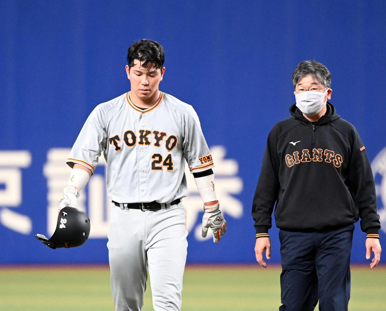 23日、中日戦の6回に足を痛めベンチに下がる大城