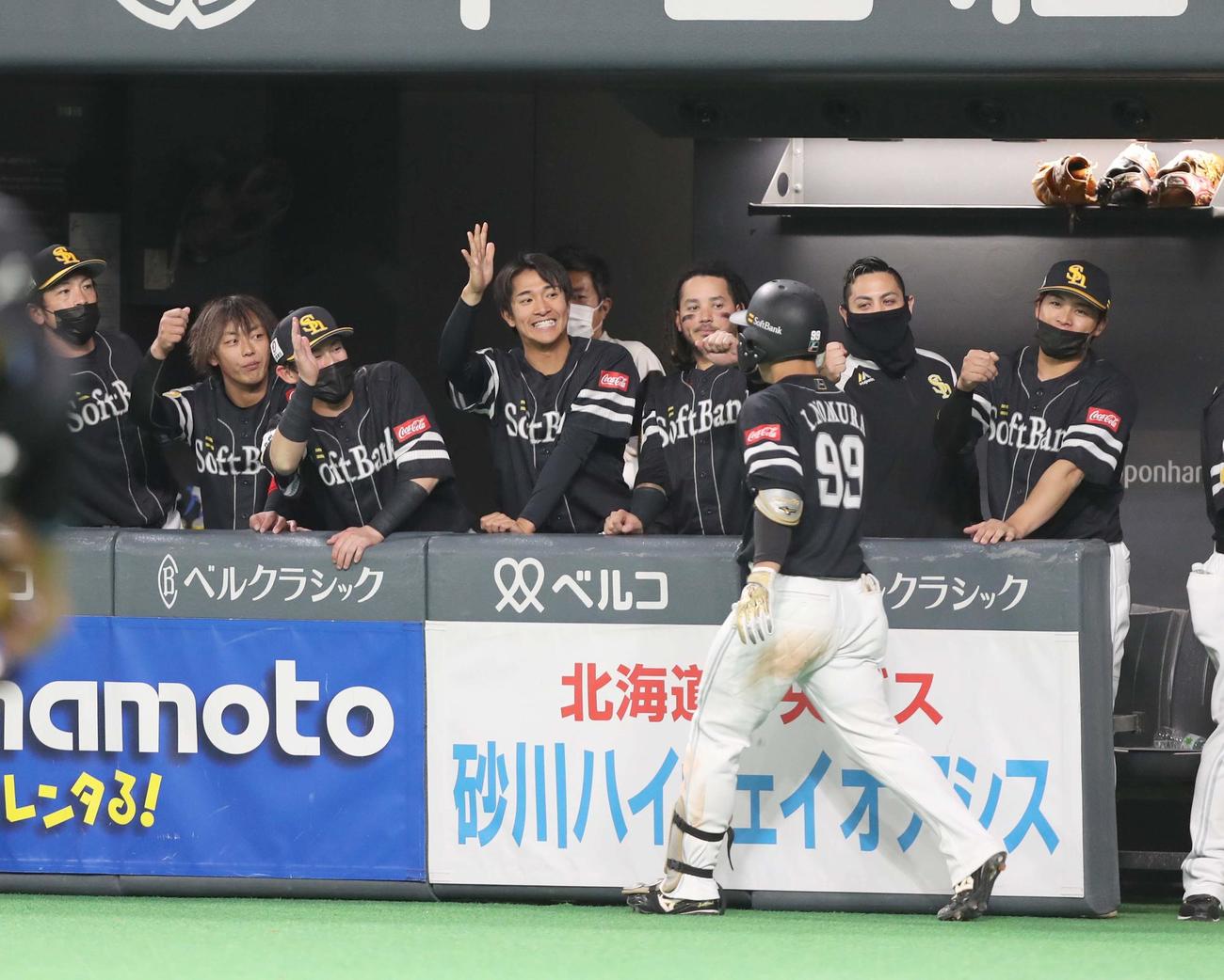 日本ハム対ソフトバンク　6回表、本塁打を放った野村勇を出迎えるナイン（撮影・黒川智章）