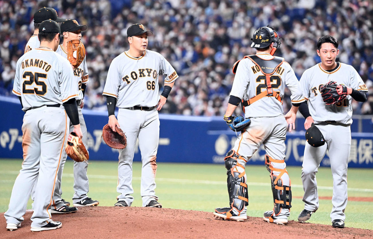 中日対巨人　3回途中で降板する巨人の先発赤星（右端）（撮影・たえ見朱実）
