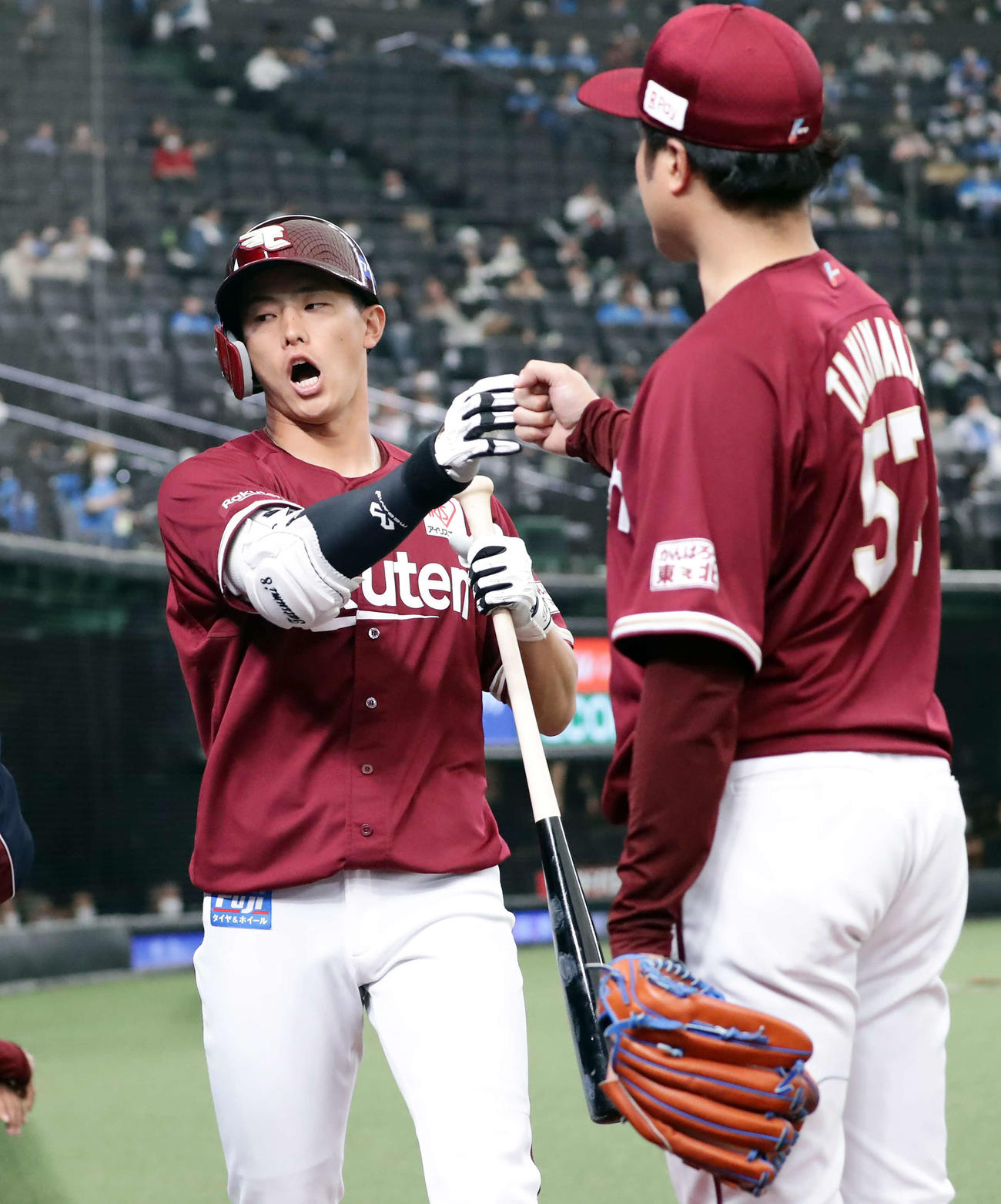 西武対楽天　4回表楽天2死、辰己（左）は右中間ソロ本塁打を放ち、滝中らナインとハイタッチ（撮影・浅見桂子）