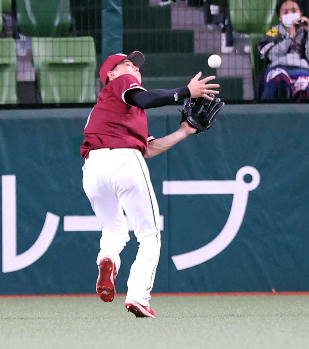 西武対楽天　8回裏西武2死一、二塁、柘植の打球を捕球する辰己（撮影・浅見桂子）