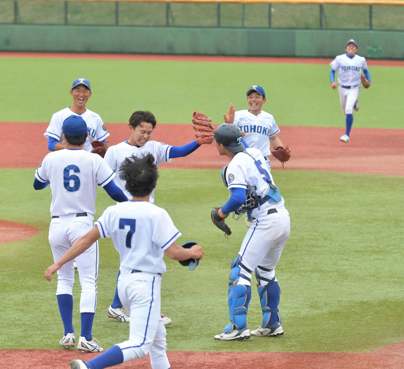 東北福祉大に勝利し東北大・小池（中央）はやり切った表情を浮かべる（撮影・佐藤究）