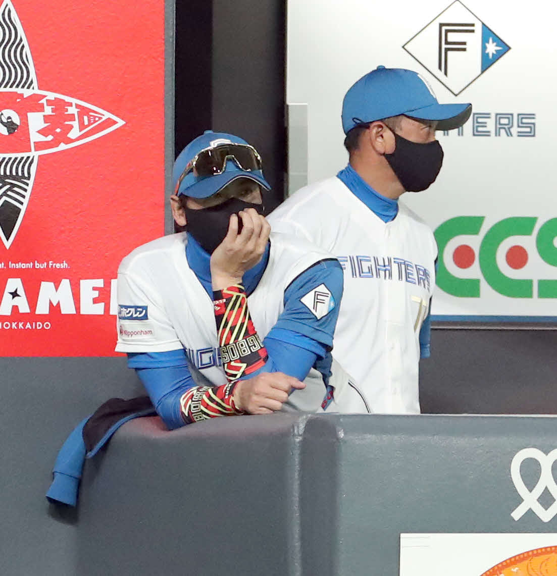 日本ハム対ソフトバンク　ベンチからグラウンドを見つめる日本ハム新庄監督（撮影・佐藤翔太）