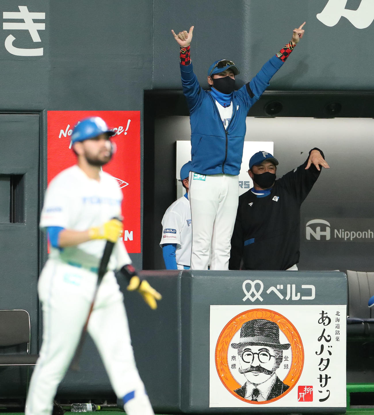 日本ハム対ソフトバンク　2回裏日本ハム1死、アルカンタラの中前打に喜ぶ新庄監督（撮影・佐藤翔太）