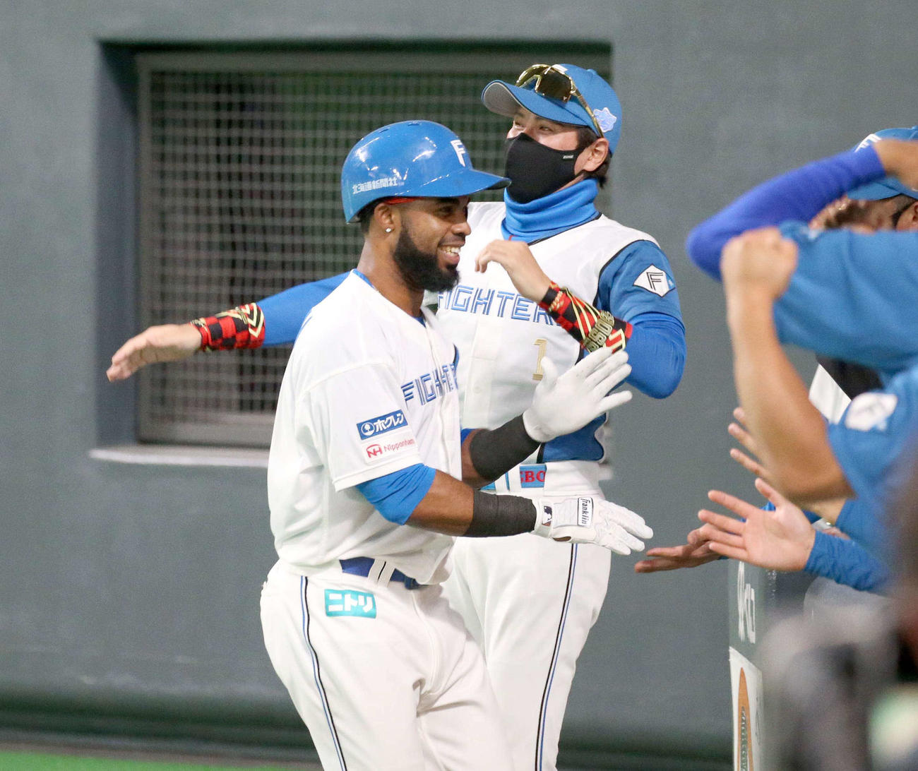 日本ハム対ソフトバンク　8回裏日本ハム2死、左越え本塁打を放ったアルカンタラを出迎える新庄監督（撮影・黒川智章）