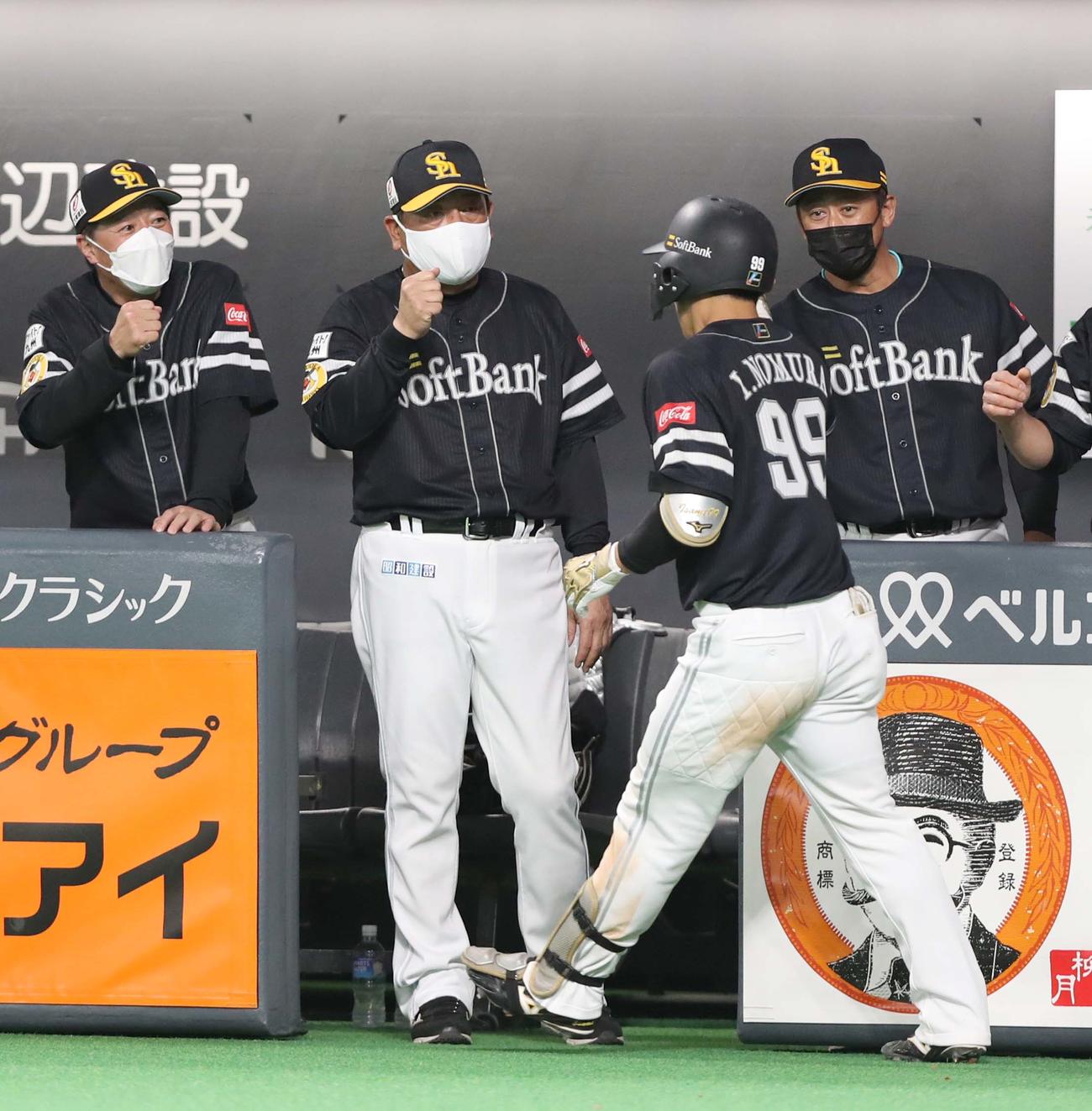 日本ハム対ソフトバンク　6回表、本塁打を放った野村勇を出迎える藤本監督（左から2人目）（撮影・黒川智章）