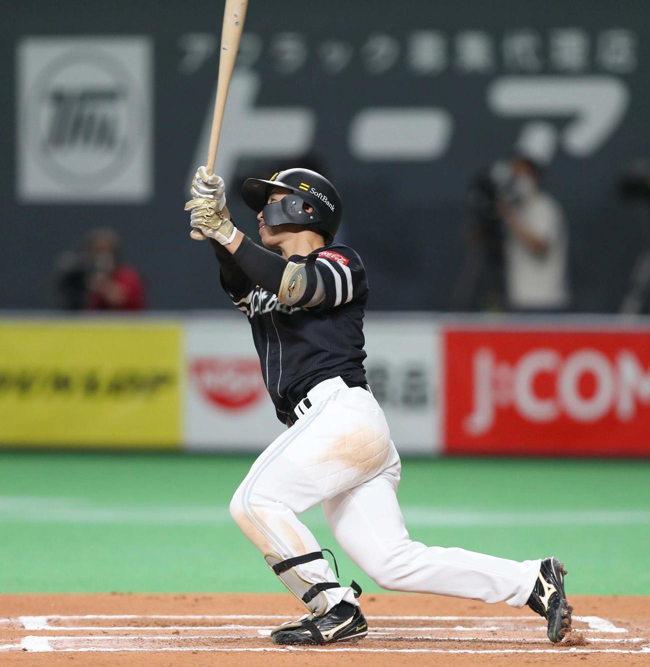 日本ハム対ソフトバンク　6回表ソフトバンク1死、左中間に本塁打を放つ野村勇（撮影・黒川智章）